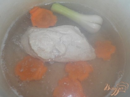Филе куриное залить водой. Поставить на огонь. Закипятить. Посолить по вкусу. Добавить порезанные кусочки моркови и лук (целый). Варить бульон до готовности мяса. Лук выбросить, морковь отложить.