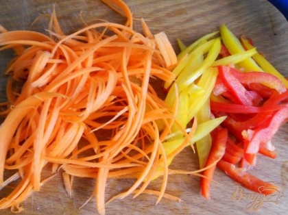 Морковь и сладкий перец нарезать тонкой соломкой.