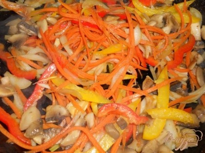 Овощи с грибами выложить на сковороду с растительным маслом и обжарить до мягкости (5-7 мин.)