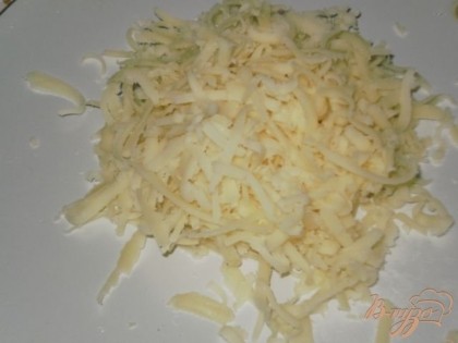 Натираем на терке сыр, добавляем его в фарш и перемешиваем (немного сыра оставляем для того, чтобы сверху посыпать маффины).