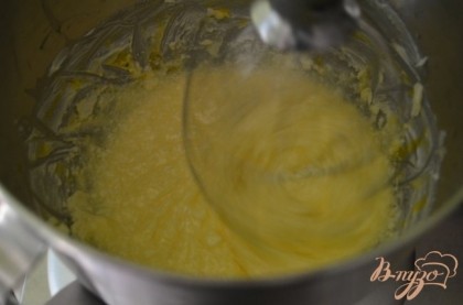 Взбить 170 г.масла слив. на средн.скорости до кремаобразного состояния. Добавить1 стак. сахара /я уменьшила наполовину/, затем добавить по яйцу перемешивая каждый раз.