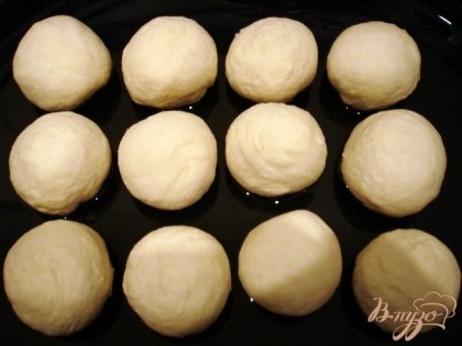 Готовое тесто разделить на 16 шариков, смазывая руки подсолнечным маслом.