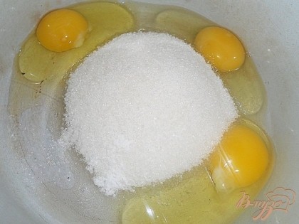 Сначала сварим заварной крем. Яйца 3 штуки венчиком взбить с сахаром и ванильным сахаром, добавить 2,5 ст. л. муки и хорошо перемешать, влить молоко.