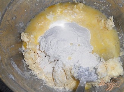 Яйца 3 штуки смешать с 1 ст. л. сахара, масло сливочное размягченное отдельно перемешать с половиной муки. К маслу влить яйца, добавить воду и коньяк, перемешать, всыпать остальную муку и замесить тесто.