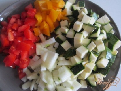 Подготовить все овощи.. помыть и нарезать на кубики. (кабачок, сладкий перец, томат, репчатый лук)