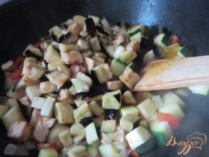 Добавить кусочки баклажана (отжать от сока)Помешивая, жарить овощи в течении 6-8 мин. Они должны остаться немного хрустящими.