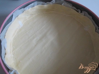 В разъемную форму для выпечки разложить тесто.