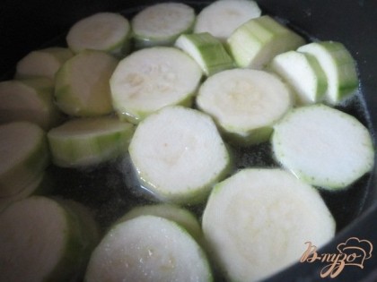 Кабачки почистить и нарезать. Залить овощным бульоном , поставить вариться на 10 мин.
