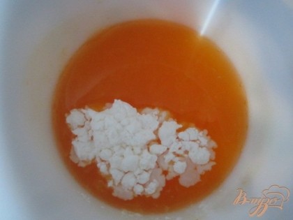 Выжать сок из одного апельсина, добавить крахмал и размешать.Вылить к фруктовой смеси, подождать пока она загустеет.
