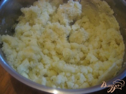 Картофель истолките. Молоко прогрейте примерно то 40 градусов, в противном случае пюре получится некрасивого серого цвета.