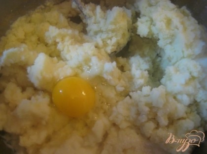 Попробуйте пюре, если необходимо досолите. Вбейте яйца, очень быстро перемешайте, чтобы белок не успел свариться.