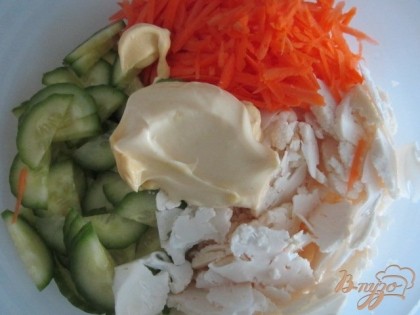 В салатнике смешать морковь,натертую на терке, капусту и дольки огурца.Заправить майонезом. Можно заменить половину майонеза на натуральный йогурт.