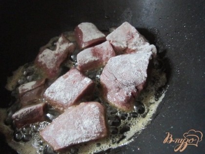 В сковороде нагреть оливковое масло и сливочное.Кусочки обжарить с обеих сторон по 3 мин. на каждой стороне.