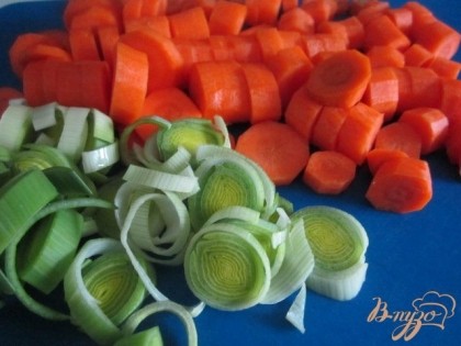 Морковь почистить и нарезать с луком на кусочки желаемого размера.