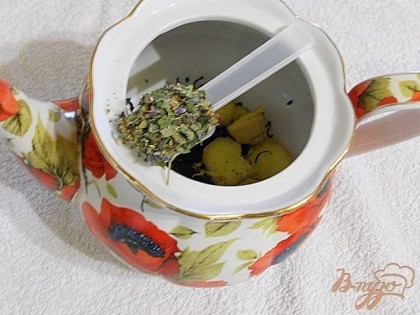В заварной чайник кладем черный чай и нарезанный тонкими пластиночками имбирь, добавлем сухую лаванду.