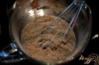 Разогреть духовку до 160 гр. В квадратную форму выложить фольгу для выпечки. Смешать муку, какао, пищевую соду и соль.