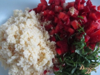 Выложить в салатник крупу , ягоду и нарезанные листики мяты.