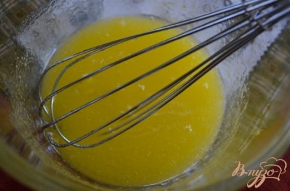 Разогреть духовку до 190 гр. Смешать слив. масло 1/3 стакана с сахаром и сиропом.Добавить воду перемешать опять.Затем яйцо и перемешать.