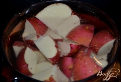 Накрыть холодной водой картофель, посолить, поставить на огонь на 1 мин. Слить воду.
