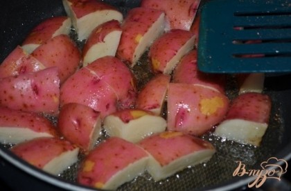 Добавить масло в беконовый жир и обжарить картофельные дольки в нем до готовности и золотистого цвета.