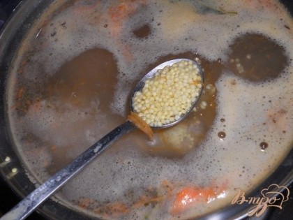 Закипитить воду 1.5 литра, добавить курятину и пшено и варить 20 минут. Достать курятину извлечь кости, а мякоть покласть назад в суп.