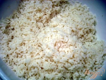 Рис нужно промыть 7-8 раз, пока вода не станет прозрачной.Промытый рис заливаем водой 1:2 (1часть риса и 2 части воды) добавляем соль и ставим на огонь. Доводим рис до кипения и делаем минимальный огонь. Варим рис под крышкой в течении 10-12 минут, крышку не поднимаем. Когда Вы снимете рис с огня он будет еще сырой, и в кастрюле будет достаточно много воды. Пусть Вас это не смущает, так и должно быть.К рису добавляем сливочное масло (50 г.). Накрываем рис крышкой и закутываем в полотенца (можно накрыть одеялом). Оставляем рис с тепле на 10-15 минут.Через 10-15 минут Вы получите идеально рассыпчатый и полностью готовый рис.