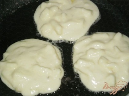 Разогретую сковороду смазываем сливочным маслом, ложкой выкладываем на нее тесто и жарим оладушки с обеих сторон до румяной корочки.