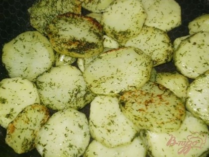 В нарезанный картофель добавляем соль, зелень и в небольшом количестве растительного масла обжариваем его до полуготовности.