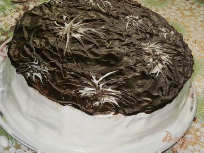 Бока торта смазываем сметанным кремом, а верх шоколадной глазурью.