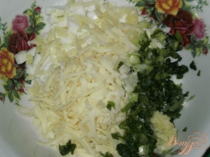 Яйца соединяем с сыром, добавляем измельченные чеснок и зелень, при необходимости немного соли, сметану (майонез) и все хорошо перемешиваем.