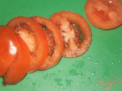 Помидоры нарезаем кружочками. На каждый кусочек помидора выкладываем по 1-2 ложки яично-сырной смеси.