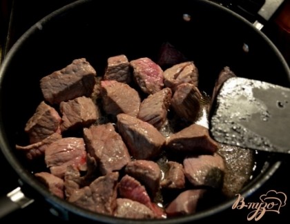 В большой сковороде растопить 2 стол.л масла на сред. огне. Обжаривать говядину примерно 5-7 мин. Желательно жарить мясо маленькими порциями. Мясо выложить на тарелку поставить в сторону.