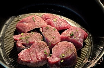 Свинину посолить и поперчить,обсыпать розмарином. Добавить свинину в разогретую сковороду и готовить каждую сторону по 3 мин. или до готовности. Снять с огня и переложить на тарелку.
