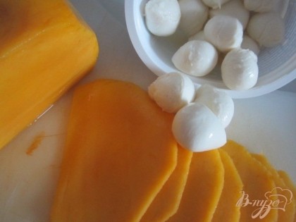 Сыр нарезать (или купить в виде маленьких шариков), манго нарезать на тонкие полоски.