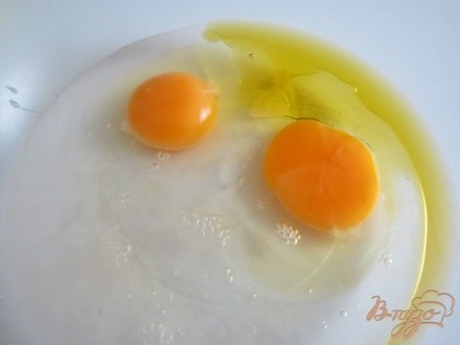 Яйца, теплая вода и оливковое масло (соли щепотка) размешать. Добавлять муку и замесить не липкое и мягкое тесто.