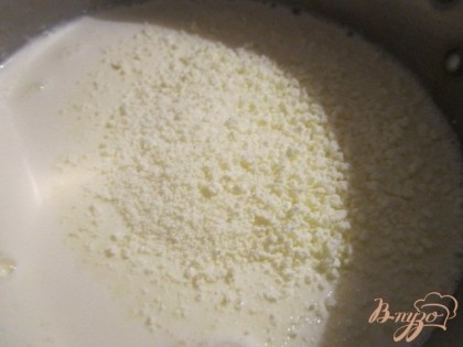 Молоко,сливки и сухое молоко закипятить и остудить до 45 гр.Чем жирнее будет молочная база, тем у готового результата есть все шансы иметь хорошую плотность. Молоко не прогретое и диетическое даст структуру "сопливую" .