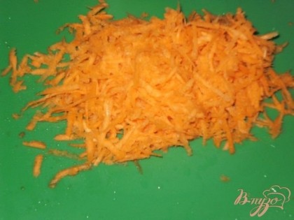 Очищенную морковь натираем на крупной терке.