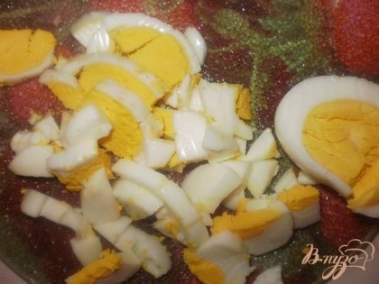 Сваренные вкрутую яйца, очищаем и нарезаем кубиками.