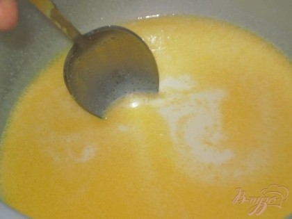 В теплом молоке растворяем дрожжи, сахар, соль. Вливаем растопленное сливочное масло и взбитое яйцо, хорошо размешиваем.