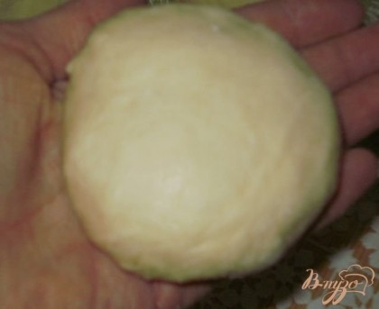 Слепливаем краешки и формируем круглую булочку таким образом, чтобы начинка оказалась внутри.