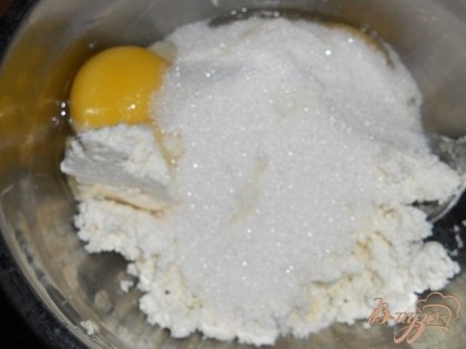 Делаем начинку - 2 яйца смешать с 350 г творога и 70 г сахара.