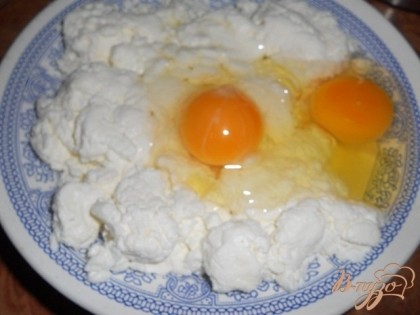 Делаем начинку - в творог добавить 2 яйца, сахар, ванильный сахар, добавить щепотку соли, перемешать.
