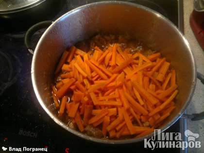 Накрыл мясо сверху морковью. Поджарил еще 5-7 минут. До корочки моркови. Крышкой не закрывал.