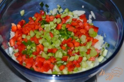 Смешать порезанные овощи в кастрюле или в большой чаше.