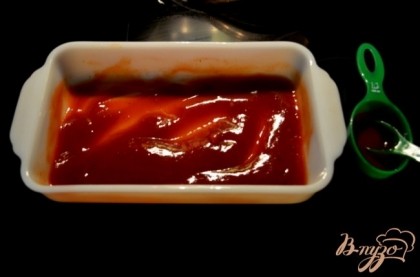 В блюде смешаем кетчуп,сахар коричневый,вустер соус,яблочный уксус,соль и перец.Отложить 1стакан в сторону.