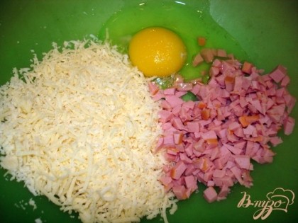 Вырезанные треугольнички мелко порезать, добавить к ним яйца, сыр и майонез,хорошо перемешать.