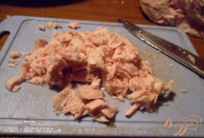 С каркаса охлаждённой куриной грудки снять мясо, мелко порезать.Яблоко вымыть, обсушить, разрезать пополам. Половину натереть на тёрке.