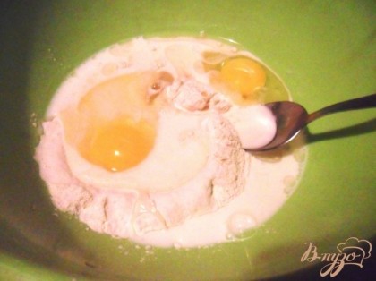 Муку просеять. В муку добавить соль, яйа, молоко, растопленное сливочное масло и замесить тесто.