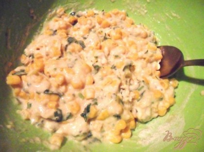 В тесто для оладий добавить измельчённую зелень и кукурузу. Перемешать.