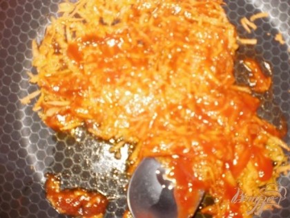 Натертую морковь обжариваем на растительном масле с томатным соусом.